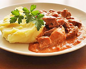 Бефстроганов из "Книги о вкусной и здоровой пище" с соусом "Южный"