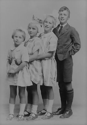 By Professional studio portrait, commissioned by Sofie Magdalene Dahl. Cardiff, 1927. - From the book Boy/Public Domain/commons.wikimedia.org