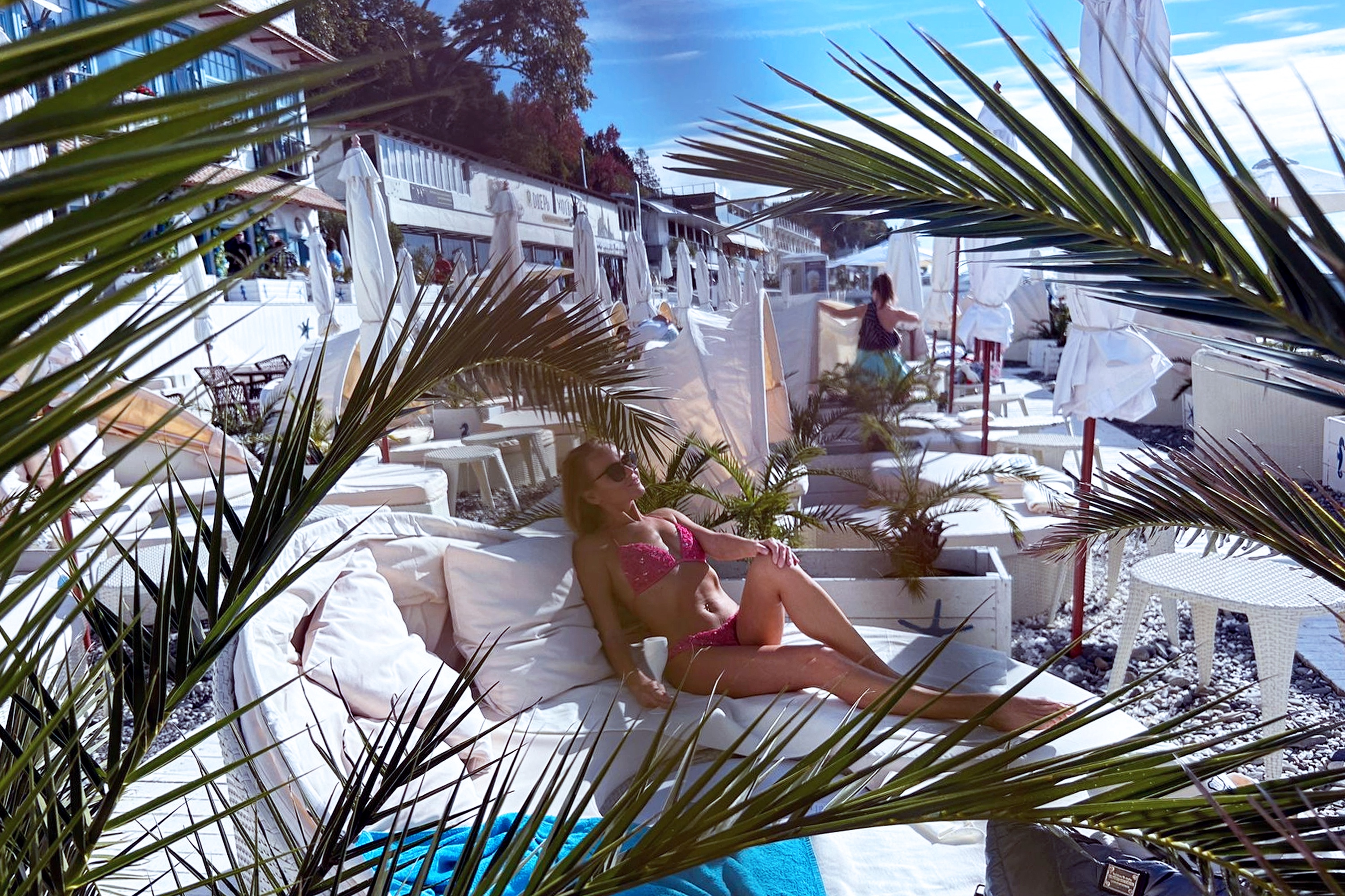 Купальщица загорает на шезлонге