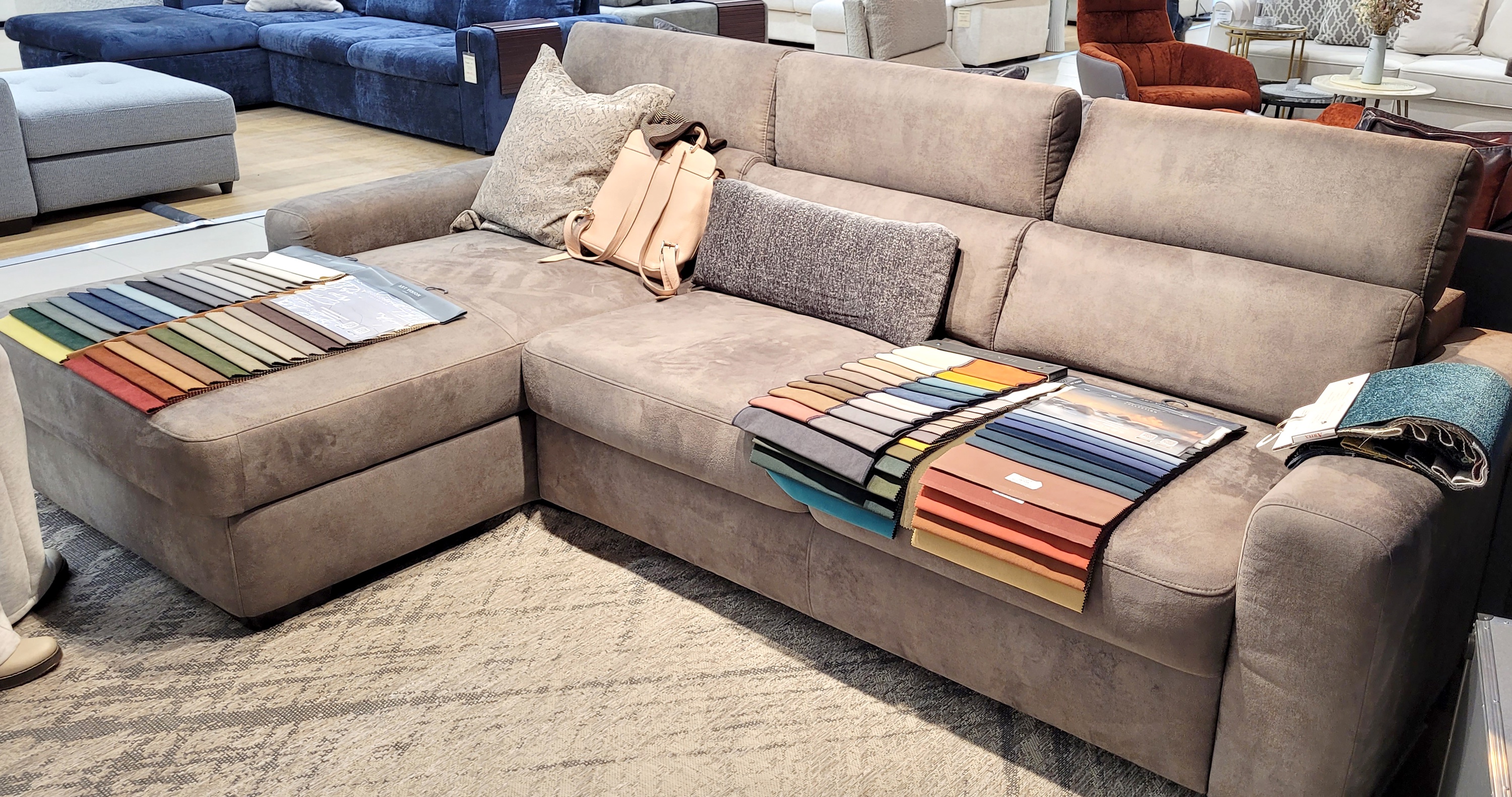 Диван в магазине