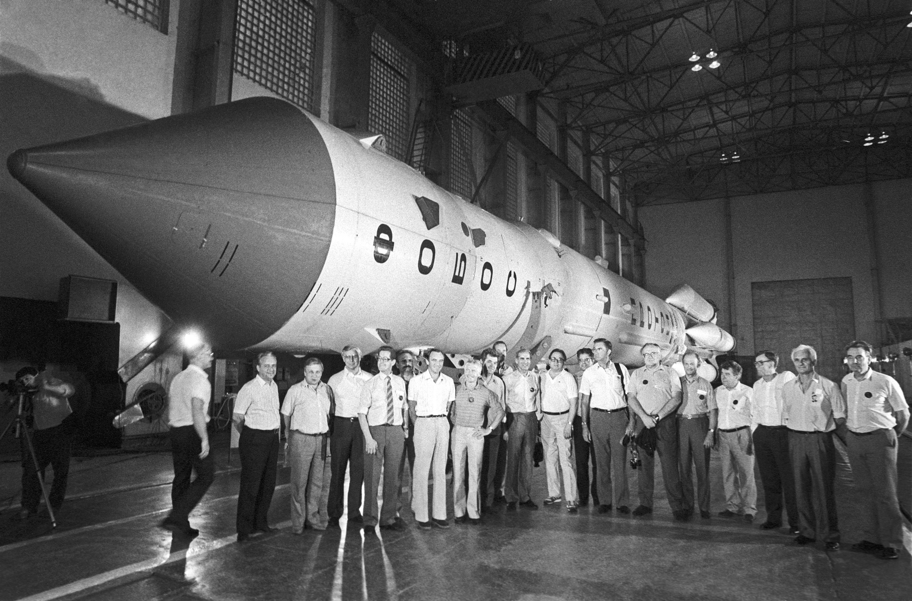 представители стран-участниц программы "Фобос-1" на космодроме Байконур. 1988