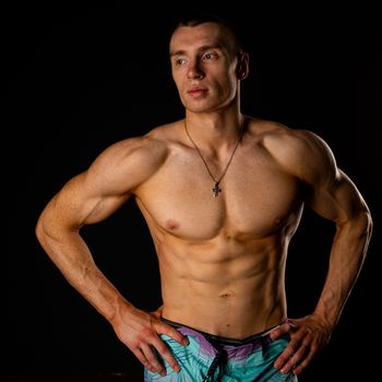 спортсмен с обнаженным торсом