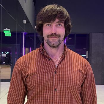 мужчина в клетчатой рубашке