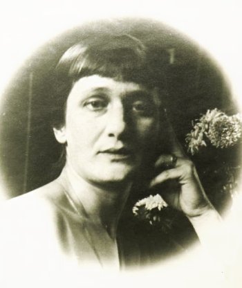 Анна Андреевна Ахматова в столовой Фонтанного Дома. !925