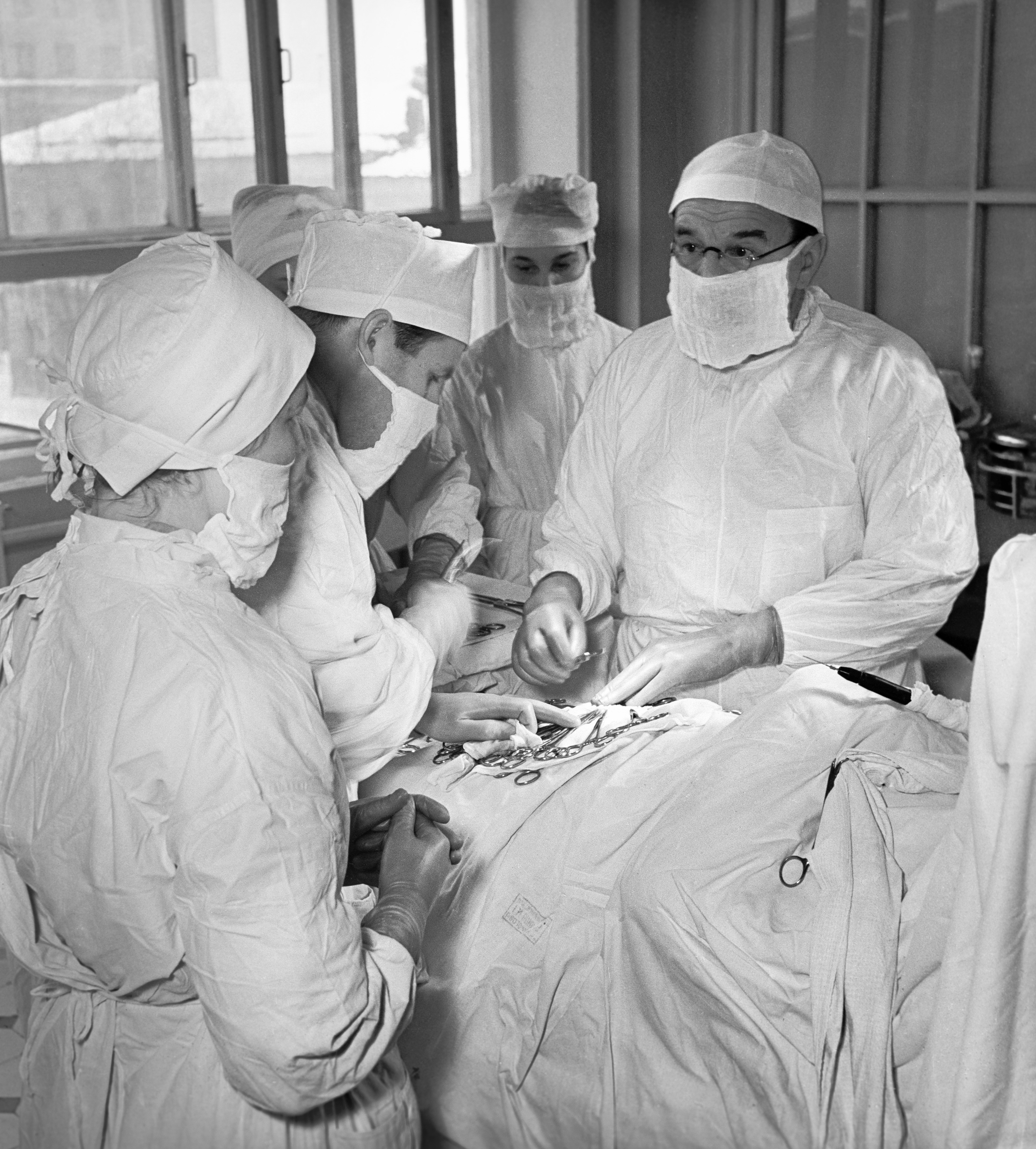 Александр Николаевич Бакулев (справа) во время операции в Институте грудной хирургии. 1957