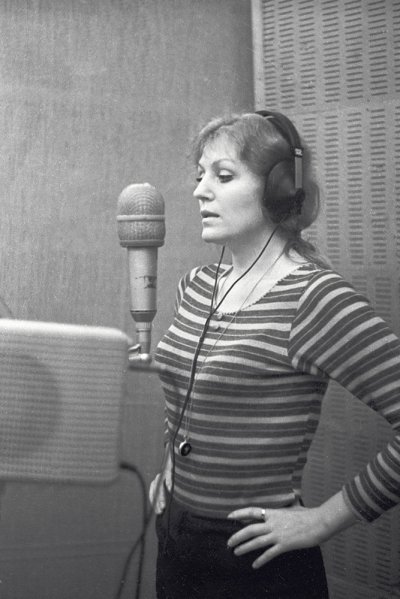 Анна Герман репетирует  программу в звукозаписывающей студии фирмы "Мелодия".