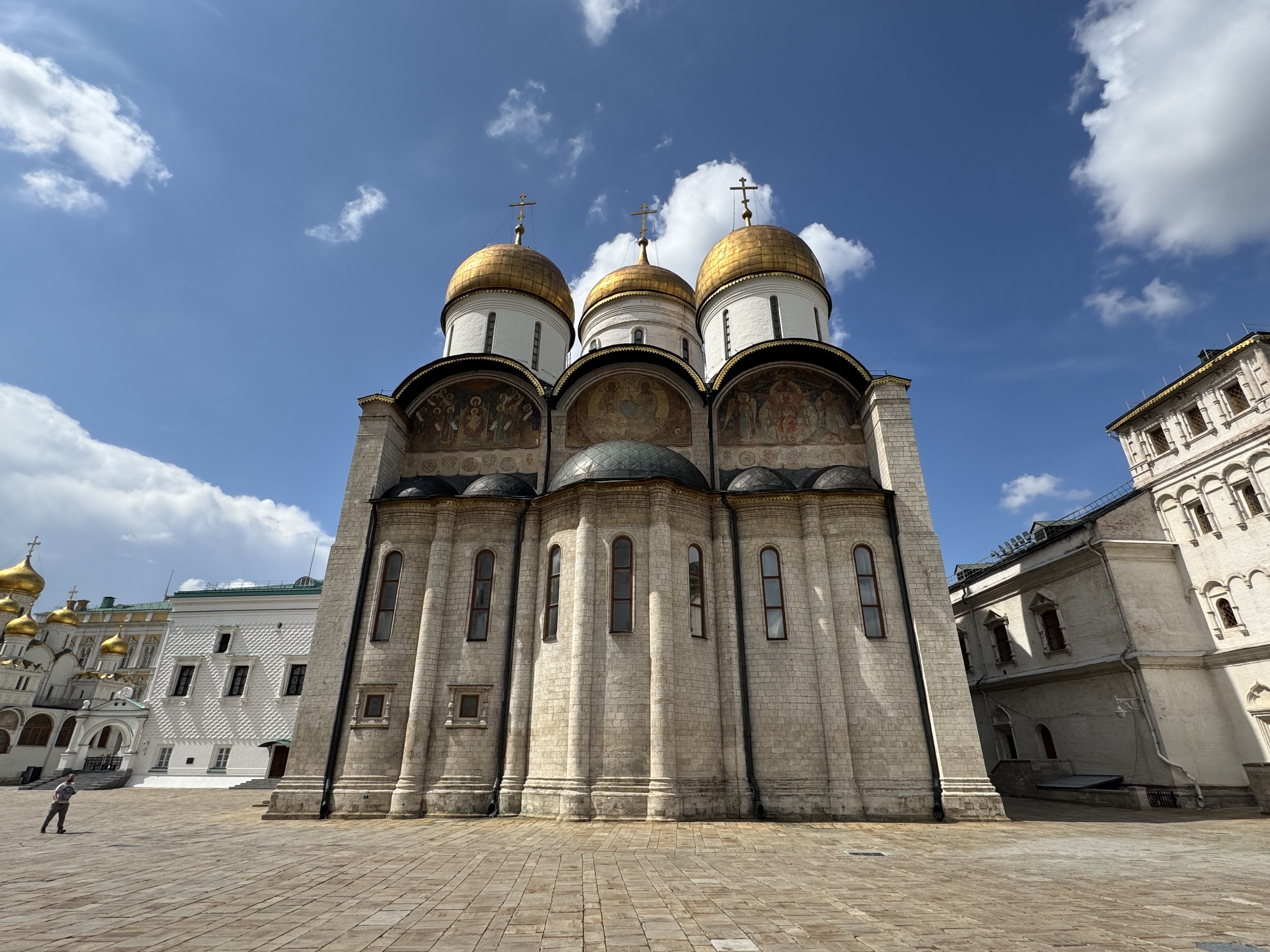 Успенский собор Московского Кремля, освященный в 1479 году - самое древнее из полностью сохранившихся зданий Москвы