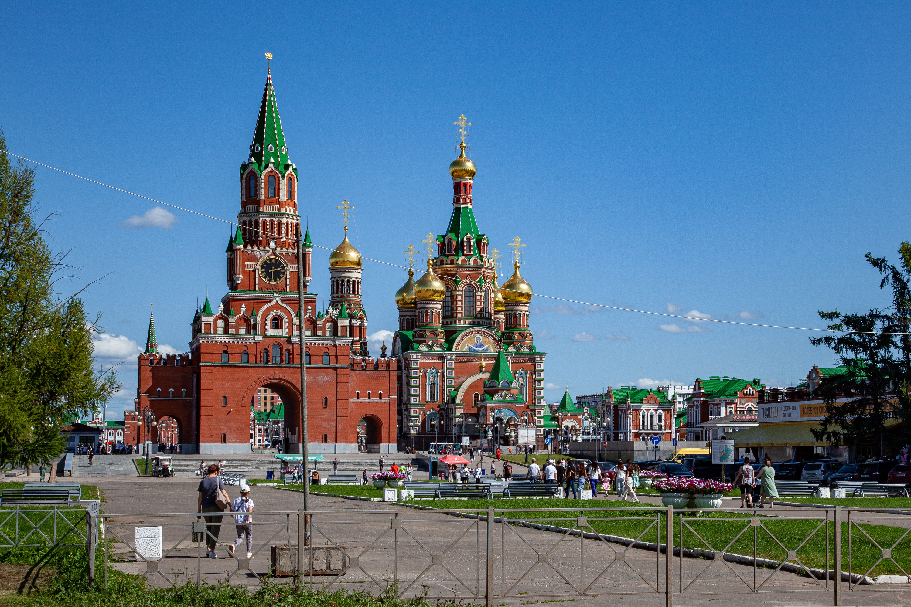 Республика Марий Эл. Йошкар-Ола. Вид на Благовещенскую башню и Благовещенский собор.