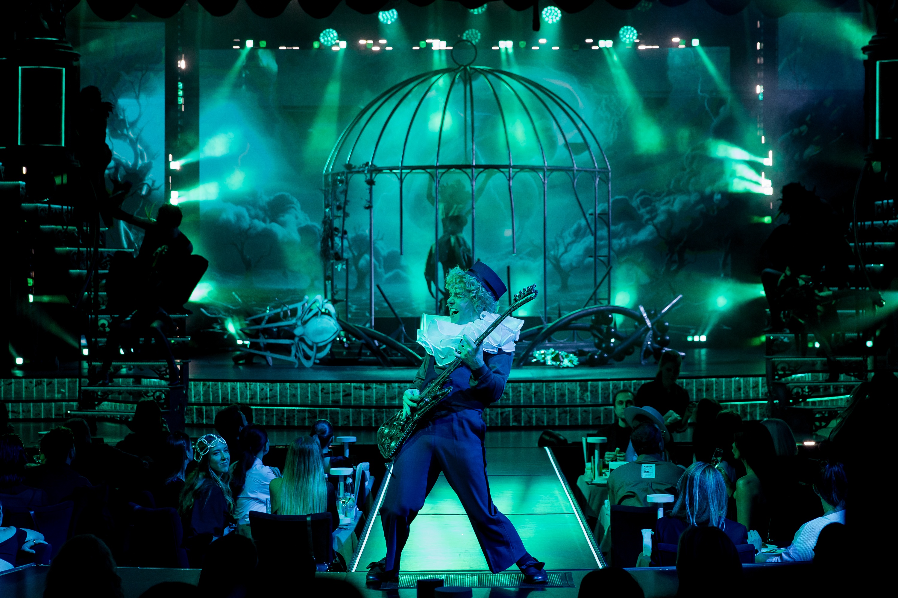 На премьере "Москвы от заката до рассвета" боролись с темными силами и ели томленую грудинку - Российская газета