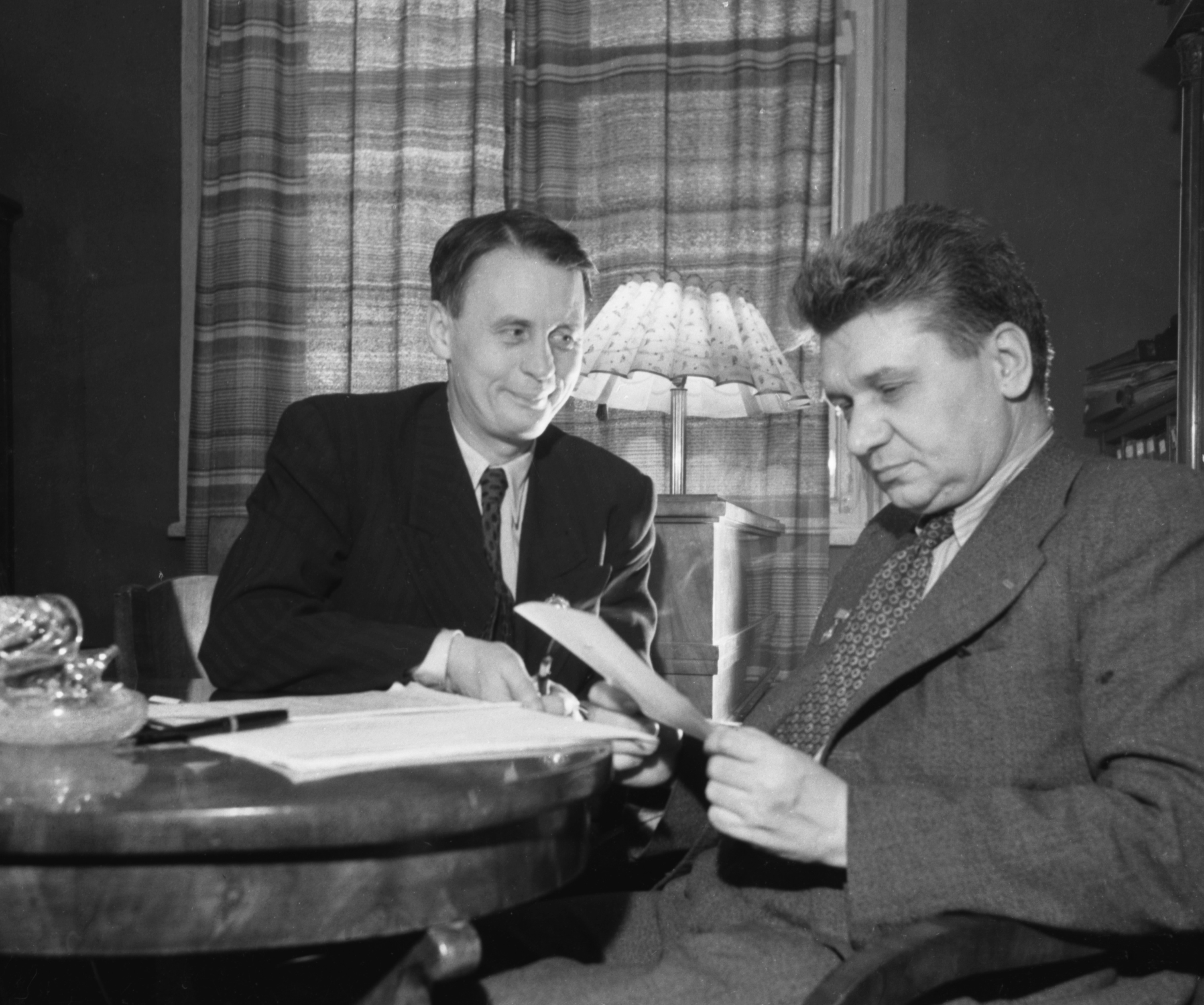 Режиссер фильма "Кубанские казаки" Иван Пырьев и Николай Погодин