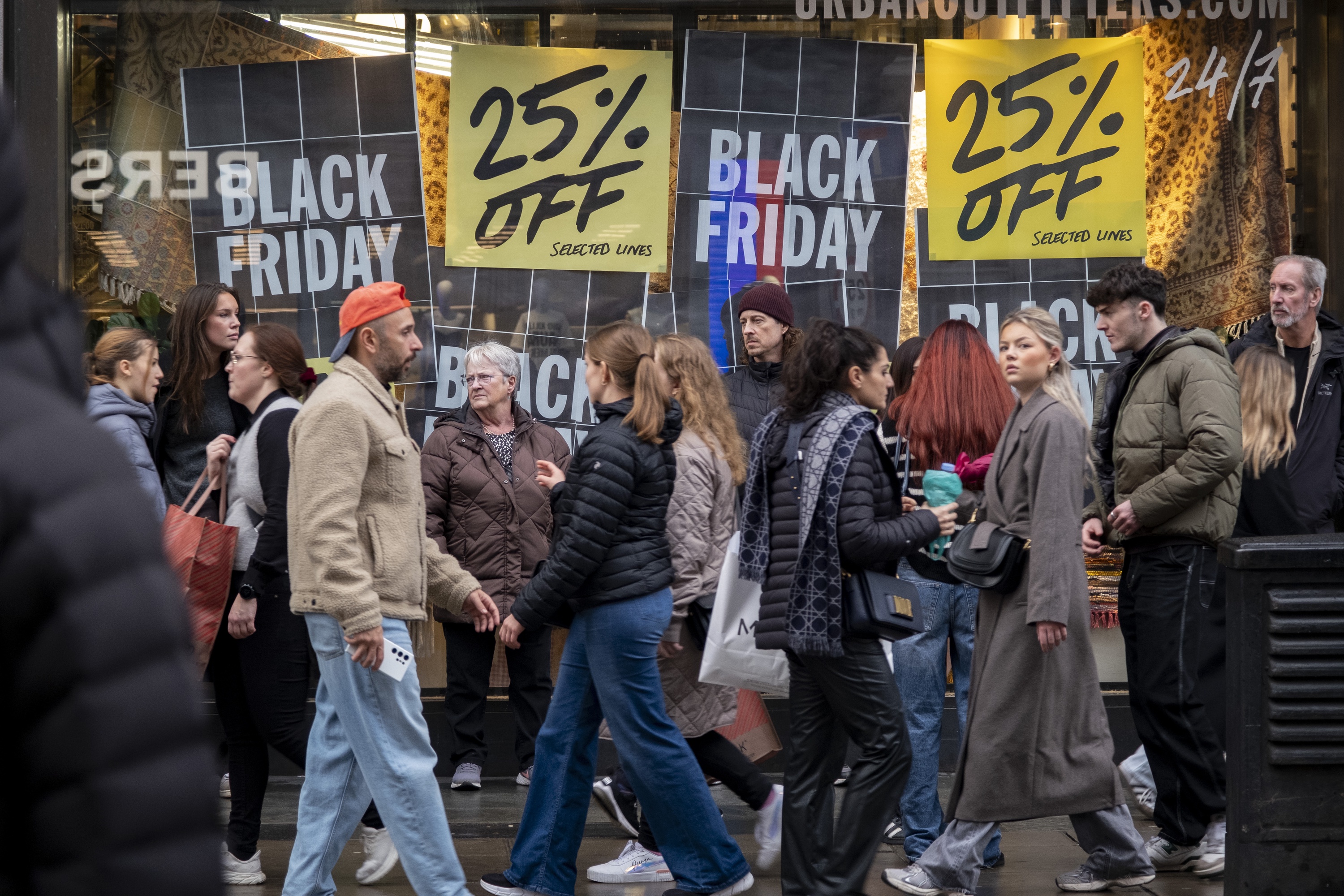 Покупатели в дни распродаж