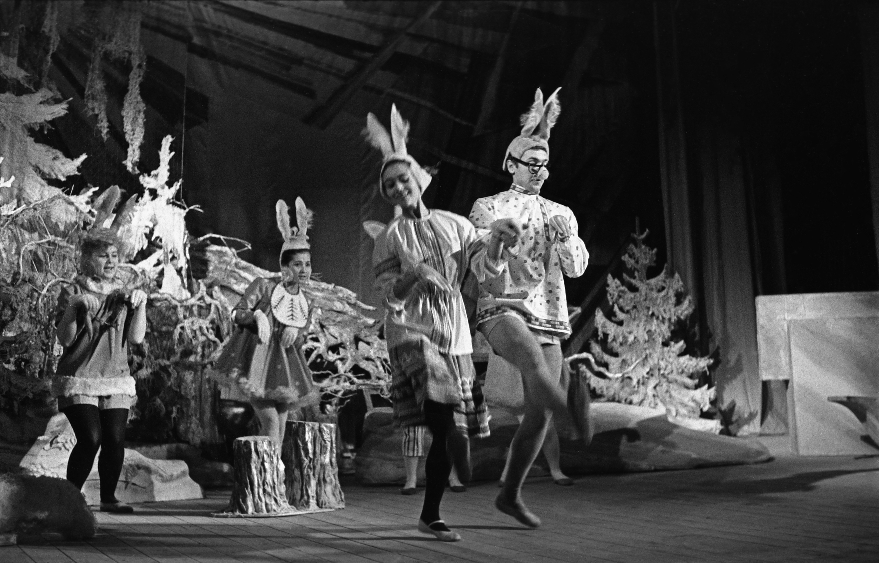 Сцена из оперы "Морозко" Детского музыкального театра под руководством Наталии Сац. 1965