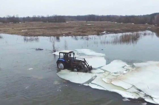 Под Липецком трактор превратили в ледокол