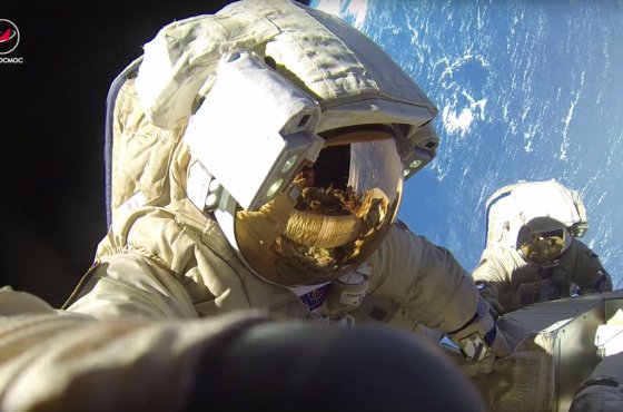  Космонавты в открытом космосе собрали миллион просмотров