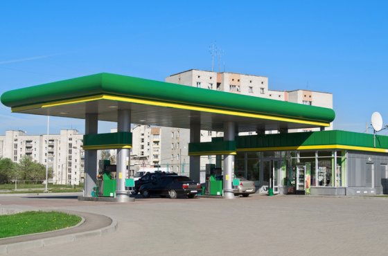 Эксперт: Новый проект правительства поможет сдержать цены на бензин