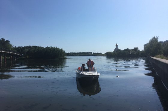 В Сургуте на реке нашли огромное нефтяное пятно