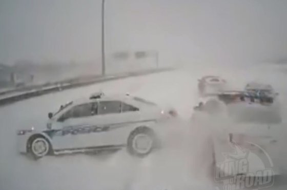 Видео: в тумане грузовик врезался в скопление машин