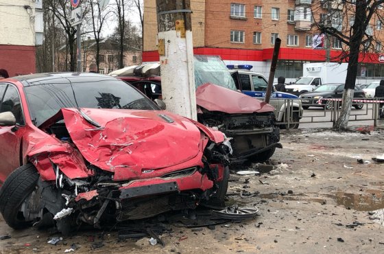 В Твери две иномарки врезались в толпу людей на остановке