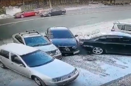 Видео: два автомобиля врезались, спеша занять место на парковке