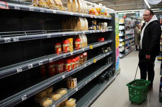 Наплыв покупателей в продуктовых магазинах достиг пика