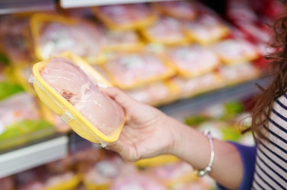 Эксперты проверили, есть ли на продуктах в супермаркетах коронавирус