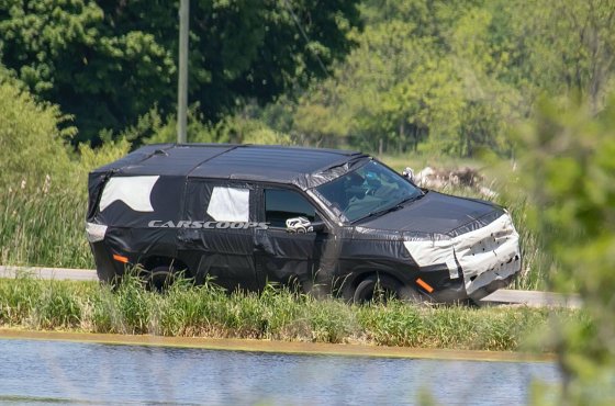 Ну ее в болото: культовая модель Jeep увязла в кювете во время тестов