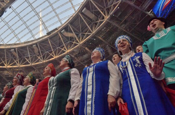 оркестр исполняет спортивный гимн на стадионе