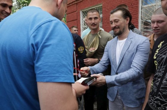 Безруков спел для раненых участников спецоперации в Новосибирске