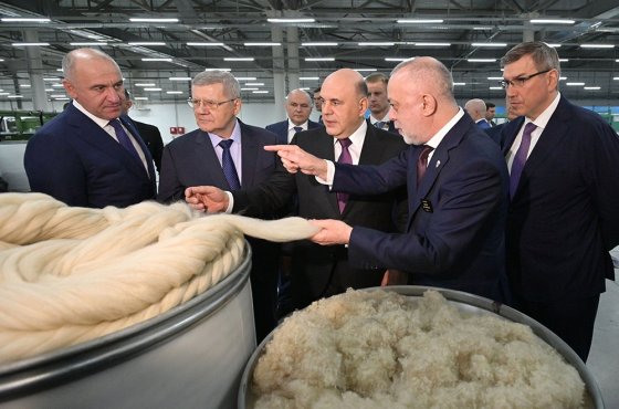 Мишустин посетил фабрику по производству пряжи в Черкесске