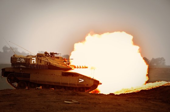 Длинная рука: израильские танки Merkava начали применять управляемые ракеты