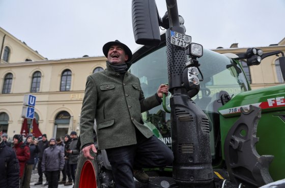 Более тысячи тракторов выехали на улицы Аугсбурга во время протестов в Германии