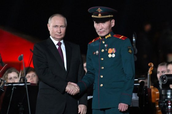 Путин поручил найти бойца, который спас командира героического танка "Алеша"