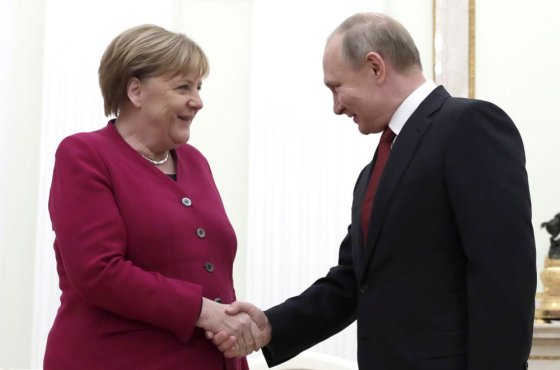 Меркель призналась, что ее поражала уверенность Путина в собственной правоте