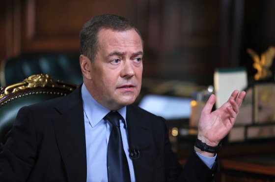 Медведев заявил, что Украине необходима "депаразитизация"