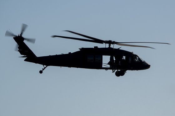 Пилотом столкнувшегося с самолетом вертолета Black Hawk мог быть трансгендер