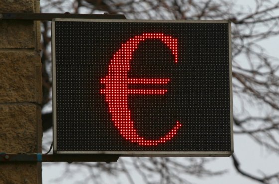 Осторожно, евро укрепляется: Кому навредит рост курса европейской валюты и при чем тут российские отпускники