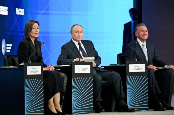 Путин призвал сделать традиционную семью модным трендом развития России