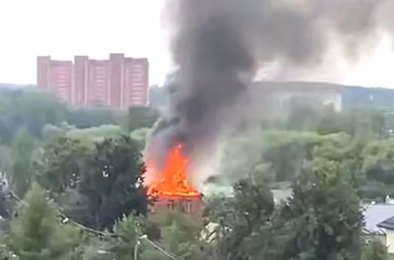 В Подмосковье после падения обломков беспилотника загорелся дом