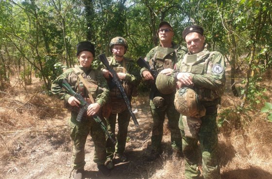 Рабочие и трактористы, банковские служащие и менеджеры. Как гражданские люди становятся опытными бойцами