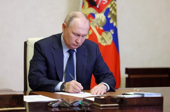 Путин наградил дипломатов, ученых и актеров