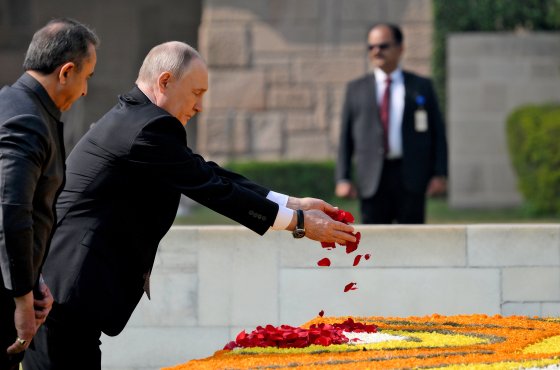 "Летающий Кремль", "русский зверь на колесах" и особый жест Моди. Как индийские СМИ освещают визит Владимира Путина в Индию