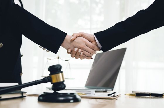 ФПА: Адвокат обязан заключать с доверителем письменный договор