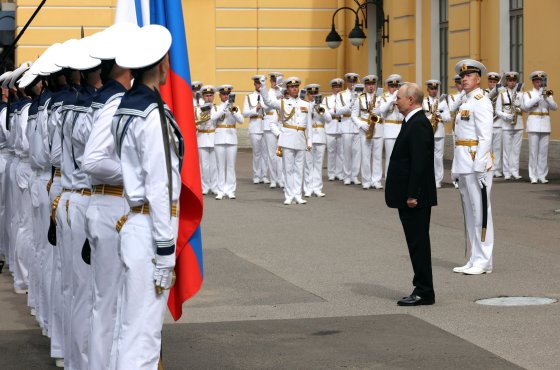 О чем говорил Владимир Путин с военными моряками в Адмиралтействе в День ВМФ: Главное