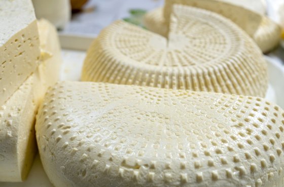 Без сулугуни и форели: Какие запреты введены в отношении продуктов из Армении