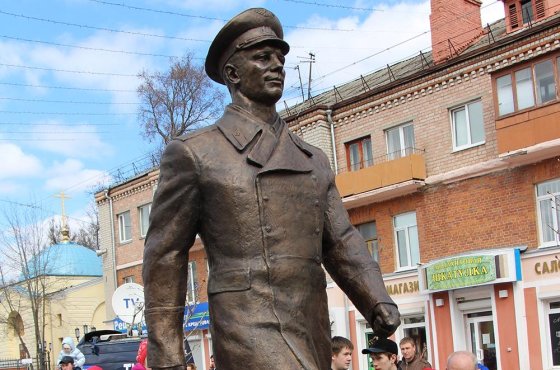 Памятник Гагарину в Брянске не могут принять на баланс города