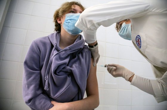 В Москве началась бесплатная добровольная вакцинация подростков от COVID-19