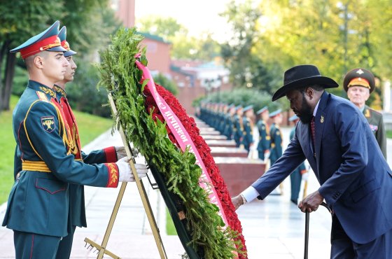 Президент Южного Судана возложил цветы к Могиле Неизвестного солдата в Москве