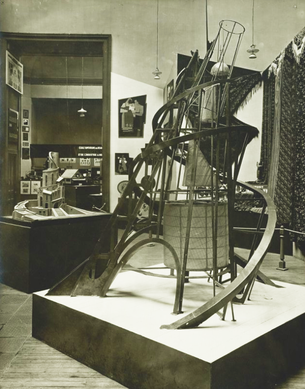 Фрагмент советской экспозиции на Международной выставке декоративных искусств в Париже с моделью башни Татлина. 1925