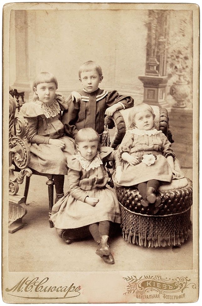 Дети семьи Булгаковых: Вера, Миша, Надя, Варя. 1897