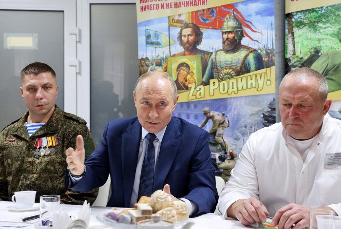 В окружении журналистов